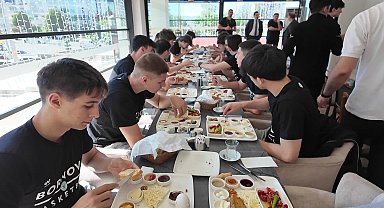 Bornova Belediye Başkanı Eşki'den genç basketbolculara moral