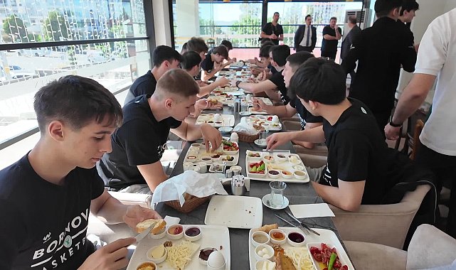 Bornova Belediye Başkanı Eşki'den genç basketbolculara moral