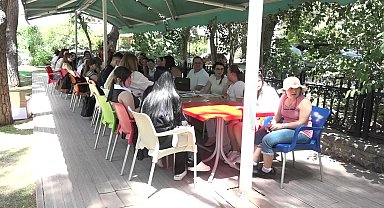 Bornova’da bağlar sevgiyle örüldü: Üniversite öğrencilerinden Down Kafe’ye sıcacık bir ziyaret 