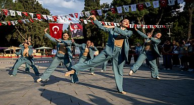Bornova Halk Dansları Festivali dört ülkenin katılımıyla coşkuyla başladı