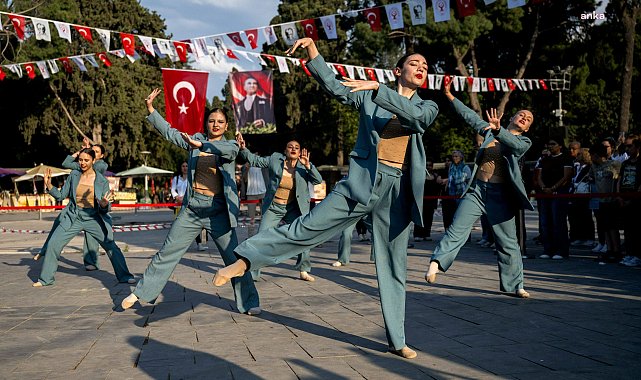 Bornova Halk Dansları Festivali dört ülkenin katılımıyla coşkuyla başladı