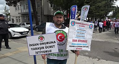 Burdur’da 1 Mayıs... Belediye işçileri temsili plastik çöp arabasıyla korteje katıldı