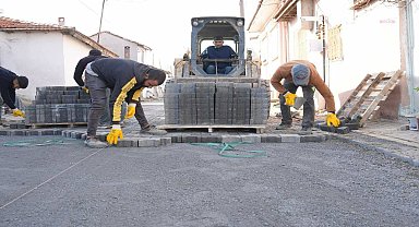 Burhaniye Belediyesi, yol yenileme çalışmalarına devam ediyor
