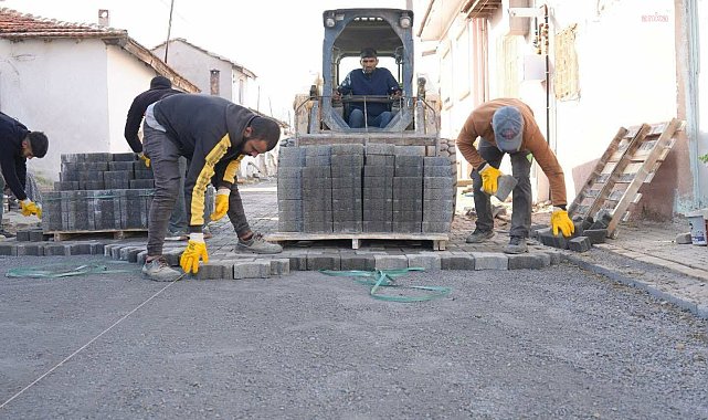 Burhaniye Belediyesi, yol yenileme çalışmalarına devam ediyor