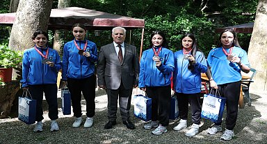 Bursa Büyükşehir Belediye Başkanı Bozbey, kadın boks takımıyla bir araya geldi