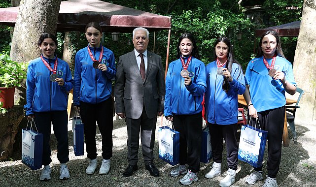 Bursa Büyükşehir Belediye Başkanı Bozbey, kadın boks takımıyla bir araya geldi