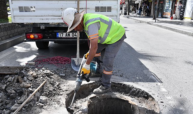 Çanakkale Belediyesi'nden rögar kapaklarında bakım ve onarım çalışması