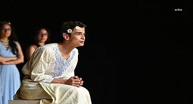 Çanakkale Belediyesi Tiyatro Topluluğu Gençlik Birimi, “Troya Geçilmez”i sahneledi 