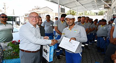 Çatıya çıkan kediyi kurtaran Fethiye Belediyesi personeline teşekkür belgesi