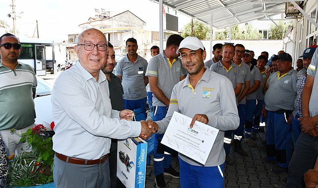 Çatıya çıkan kediyi kurtaran Fethiye Belediyesi personeline teşekkür belgesi