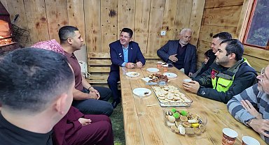 Çekmeköy Belediye Başkanı Çerkez, motosikletle umreden dönen Çam çiftini ziyaret etti