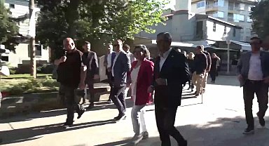CHP Genel Başkanı Özel İzmir mitingi öncesi Zübeyde Hanım’ın anıt mezarını ziyaret etti