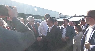 CHP Genel Başkanı Özgür Özel, Gündoğdu Meydanı’na vatandaşları selamlayarak geldi
