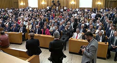 CHP Grup Toplantısı... Özel, 'İmamoğlu'na Özgürlük' pankartı açtı: