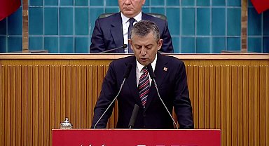 CHP grup toplantısı... Özgür Özel: “Beyazıt’a, diplomayı iptal eden hadsizlere haddini bildiren İstanbul’un gençleriyle kucaklaşmaya gidiyoruz”