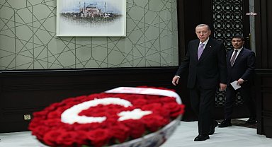 Devlet Bahçeli, kabine toplantısına Türk bayrağı motifli gül aranjmanı gönderdi