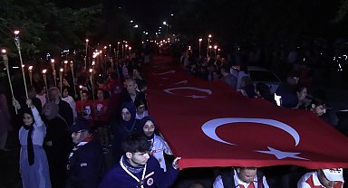 Diyarbakır’da 157 metre uzunluğunda Türk bayrağı ve meşalelerle “fener alayı” yürüyüşü