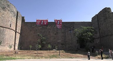 Diyarbakır surlarına asılan “Azadi İmamoğlu” pankartına el konuldu
