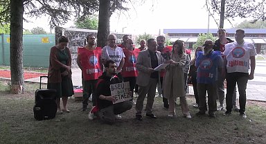 Eğitim-İş Sendikası üyeleri Bilecik'te açıklama yaptı: “Üniversitelerin özgürlük mücadelesine desteğimizi sürdürecek, hukuksuz işlemleri yargıya taşıyacağız”