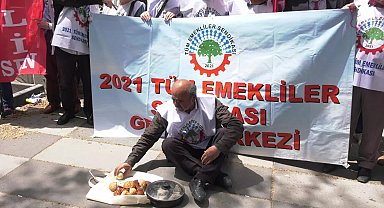 Emekliler, TÜİK önünde enflasyon verilerini protesto etti: “Getirin sandığı, emekliler kırmızı kartını gösterip sizden hesabı soracak”