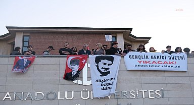 Eskişehir’de öğrenciler Ali İsmail Korkmaz’ın fotoğrafını rektörlüğün bulunduğu alana astı
