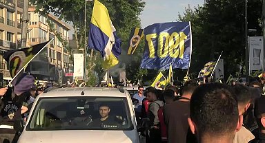 Fenerbahçe Beko, başarısını taraftarıyla birlikte kutladı