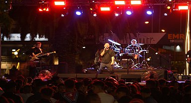 Giresun'da sahne alan yerel sanatçıların konserlerine vatandaşlardan yoğun ilgi