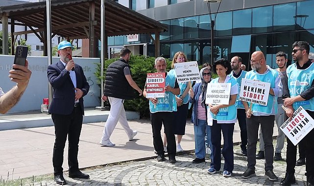Hekim Birliği üyeleri meslektaşlarının darbedilmesini protesto etti