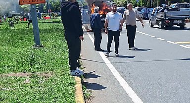 Hopa uluslararası transit yolda araç alev aldı, trafik kilitlendi