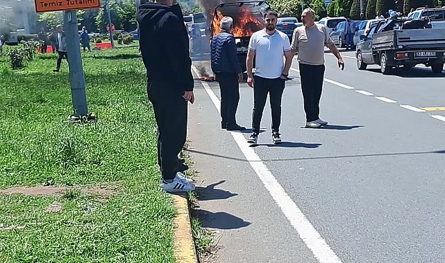 Hopa uluslararası transit yolda araç alev aldı, trafik kilitlendi