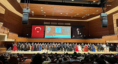 İzmir Büyükşehir Belediyesi Ahmed Adnan Saygun Sanat Merkezi sahnesi gençlerin