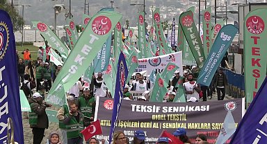 İzmir’de 1 Mayıs Gündoğdu Meydanı'nda kutlandı...DİSK Ege Temsilcisi Sarı: Korkuyorlar, korksunlar. Biz mücadelemizi sürdürüyoruz, sürdüreceğiz