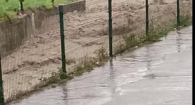 Kadirli'de şiddetli yağmurda sele kapılan 7 otomobil derede sürüklendi
