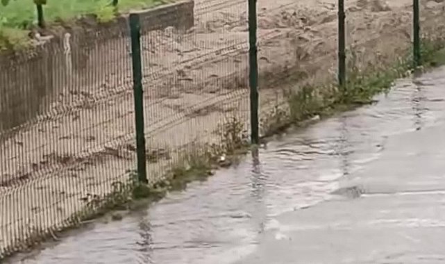 Kadirli'de şiddetli yağmurda sele kapılan 7 otomobil derede sürüklendi
