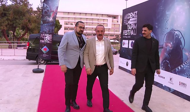 Konyaaltı Belediye Başkanı Kotan, festival birincisine ödülünü takdim etti