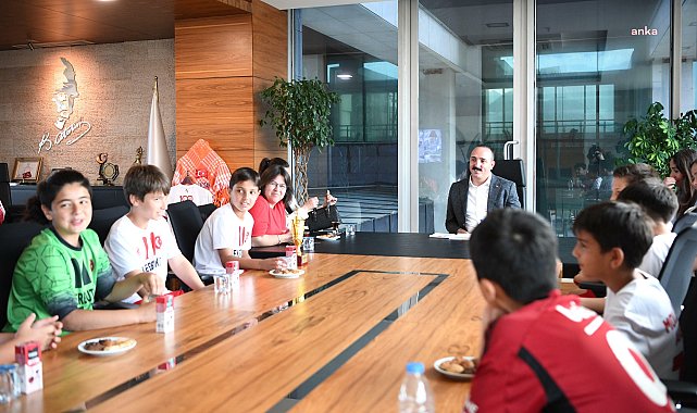 Konyaaltı Belediye Başkanı Kotan, küçük şampiyonları makamında ağırladı