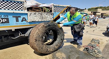 Kuşadası’nda denizden 628 kilogram katı atık çıkarıldı