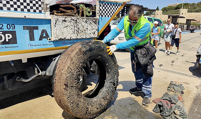 Kuşadası’nda denizden 628 kilogram katı atık çıkarıldı
