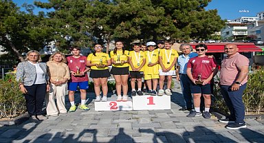 Kuşadası Tenis Kulübü’nde, 19 Mayıs dolayısıyla düzenlenen turnuvanın heyecanı yaşandı