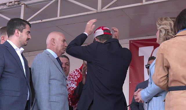 Mehmet Yurdadön, Özel’e şapkasını hediye etti: “‘Sporcunun halinden anlayan bir genel başkan olursa bu şapkayı hediye edeceğim’ diye ahdim vardı”