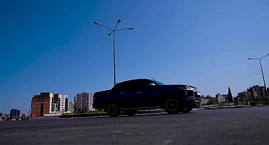 Mersin Büyükşehir Belediye Başkanı Seçer, çalışmaları tamamlanan 38. Cadde’de araç kullandı