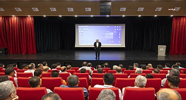 Mersin Büyükşehir Belediyesi'nin ilaçlama ekibi 