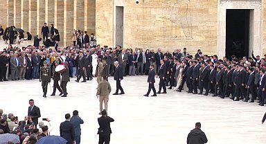 Müsavat Dervişoğlu, partisinin Gençlik Kolları'yla Anıtkabir'i ziyaret etti