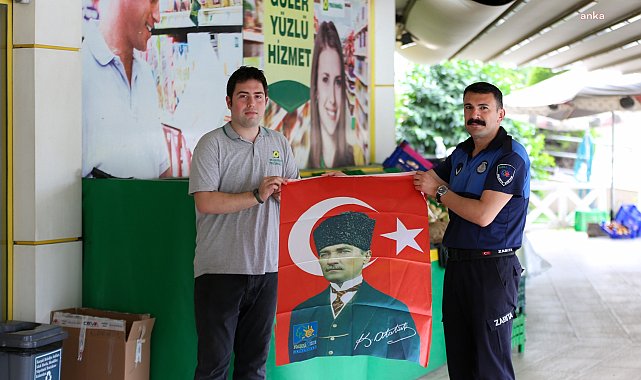 Narlıdere Belediyesi'nden ilçe esnafına Atatürk baskılı Türk bayrağı