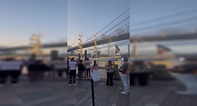 New York'ta, Meksika Donanmasına ait geminin Brooklyn Köprüsü’ne çarpması sonucu iki kişi hayatını kaybetti