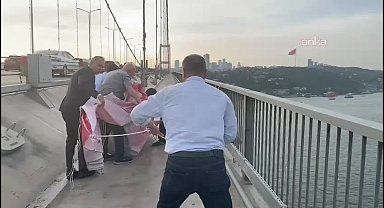 Özgür Özel, Boğaz Köprüsü’nden geçerken köprüye “İmamoğlu’na özgürlük” pankartı asıldı