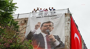 Özgür Özel, Bursa mitinginde İmamoğlu posterlerinin asıldığı alanın fotoğraflarını paylaştı: