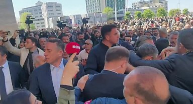 Özgür Özel'e Sırrı Süreyya Önder için düzenlenen törenin ardından fiziksel saldırı...