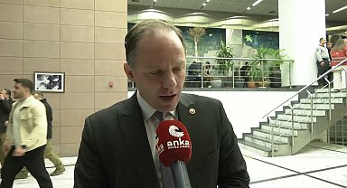 Özgür Özel'e yapılan saldırı sonrası yurttaşlar CHP Genel Merkezi'nde... Deniz Yavuzyılmaz: ''Genel Başkanımızın şahsında tüm Cumhuriyet Halk Partisi'ne ve demokrasiye inanan herkese karşı yapılan bir saldırıdır''