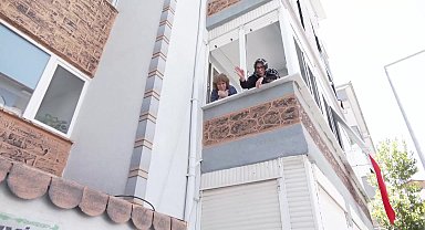 Özgür Özel, Soma'da... Özel, TSK'dan ihraç edilen teğmen Demirtaş'ın ve MESEM kapsamında çalışırken hayatını kaybeden lise öğrencisi Alperen'in ailelerini ziyaret etti